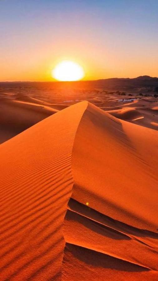 L'Homme Du Desert A Merzouga Luaran gambar